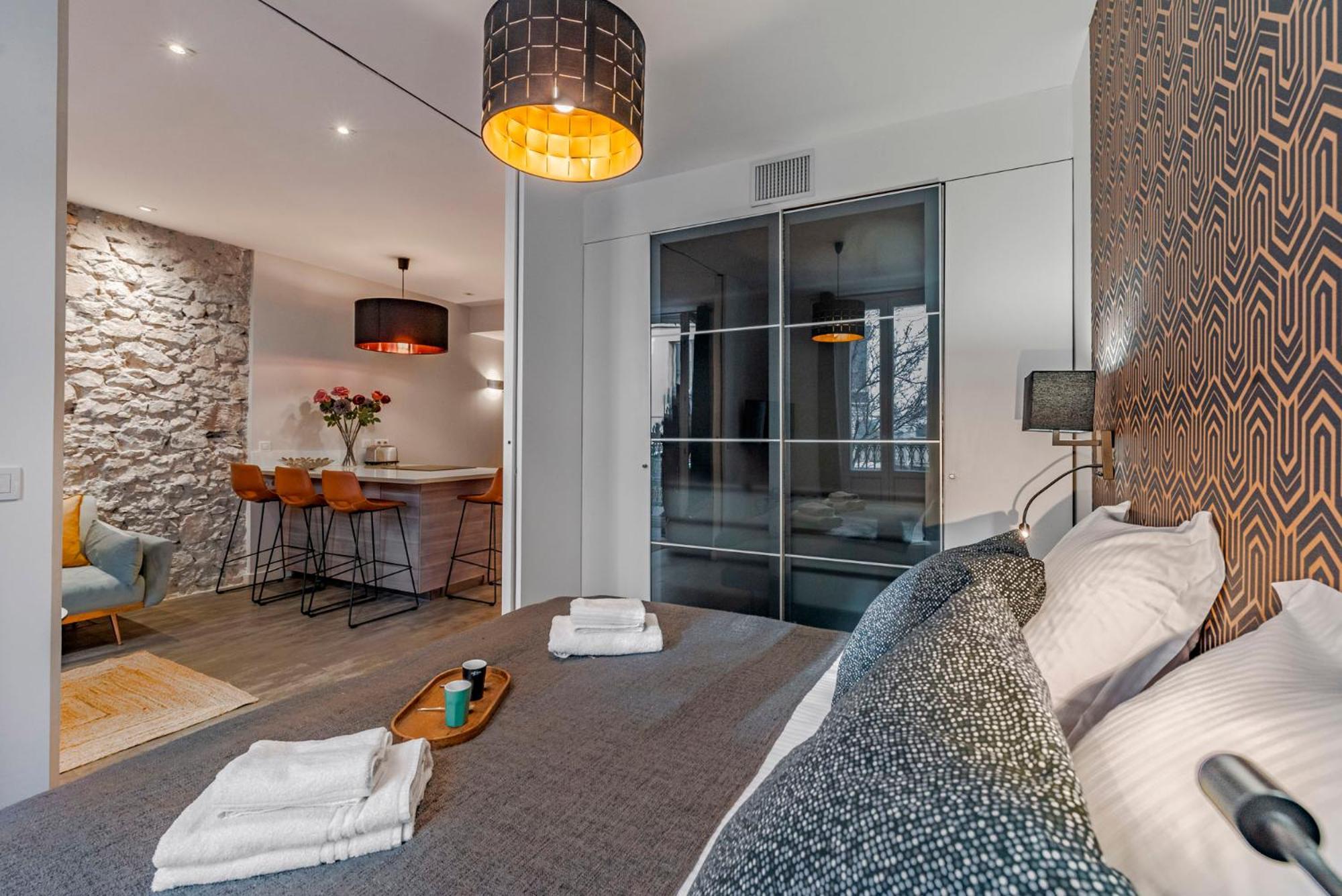 Luxury Family 2Br - Prime Location, Walk To Beach & Shopping, Sunny Balcony - Totolulu Cannes Hoche Eksteriør billede
